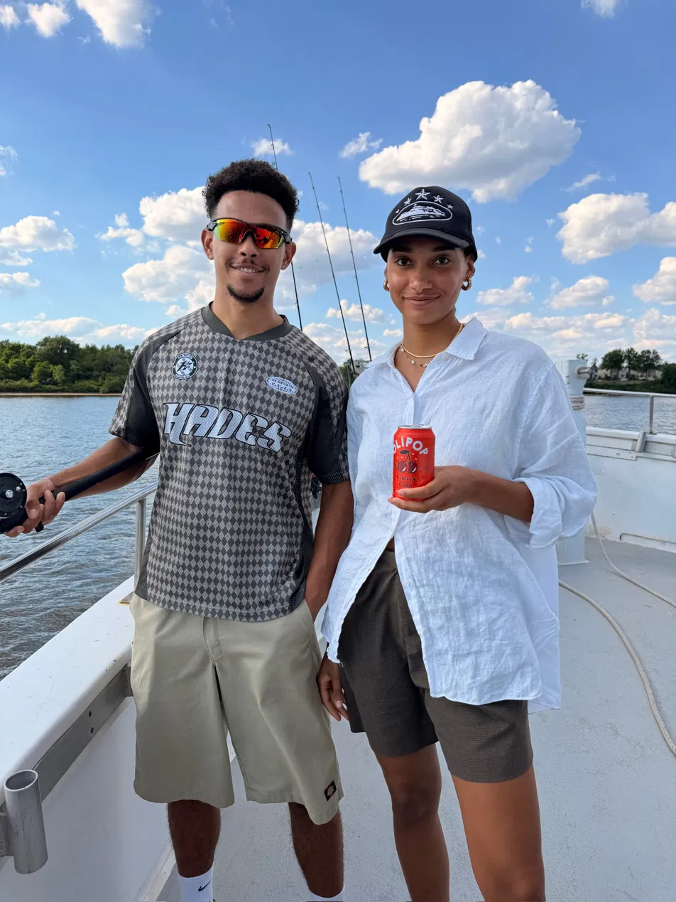 Cast & Cruise attendees with Olipop on the boat